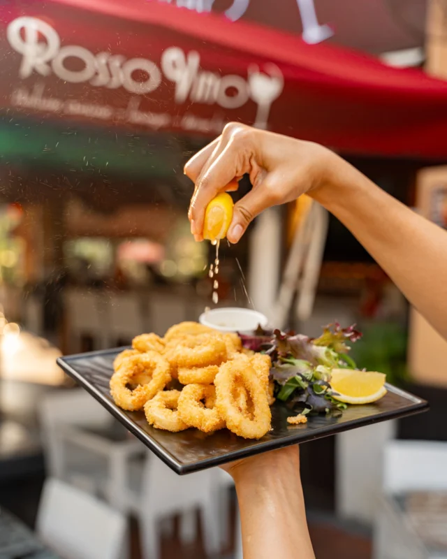 That first crunch, then the squeeze of lemon. Nothing complicated, just done properly. 𝗙𝗿𝗶𝘁𝘁𝗼 𝗱𝗶 𝗖𝗮𝗹𝗮𝗺𝗮𝗿𝗶, tender squid rings fried light and golden, served with tartar sauce on the side.

Come share a plate with us by the river! 🍋
.
.
#ItalianFood #SingaporeFood #SGFoodies #ItalianRestaurant