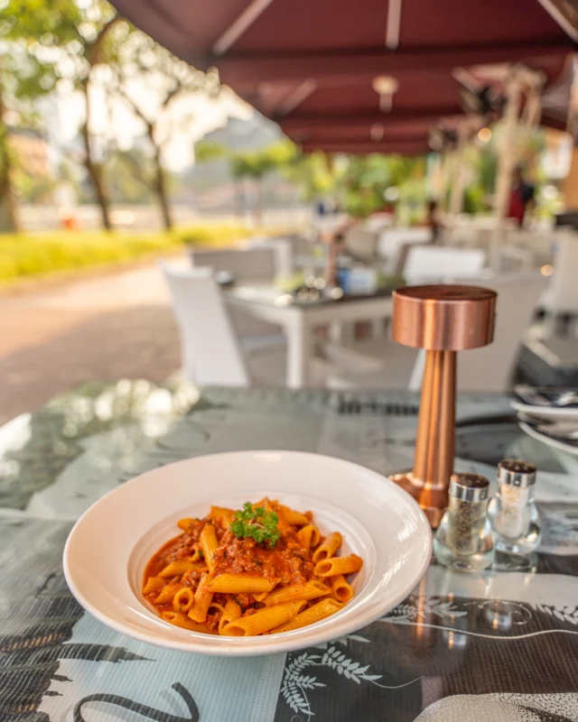 Gluten free should never mean the boring option at the table. 𝗚𝗹𝘂𝘁𝗲𝗻-𝗙𝗿𝗲𝗲 𝗣𝗲𝗻𝗻𝗲 𝗮𝗹𝗹𝗮 𝗕𝗼𝗹𝗼𝗴𝗻𝗲𝘀𝗲, our slow-cooked minced beef ragù clinging to every ridge, finished with parmesan.

And it doesn't stop at one dish. We keep a wide selection of gluten-free pasta on the menu, so there's plenty to choose from👇🏼
🔗 www.rossovinosingapore.com/food-menu
.
.
#italianrestaurant #sgfoodies #singaporefoodies #singaporerestaurants #bestpastainsingapore